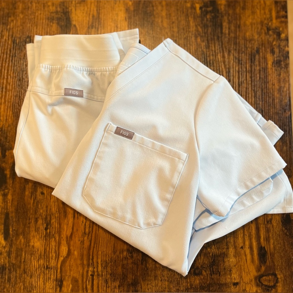 Figs open skies Scrub set